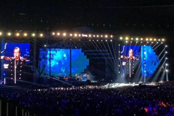 Disapa Ari Lasso, Ibu Negara Iriana Jokowi Nonton Konser Dewa 19 di Solo