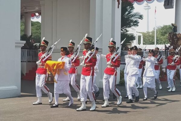 Meski Sepatu Lepas, Anggota Paskibraka Tetap Fokus Tuntaskan Tugas