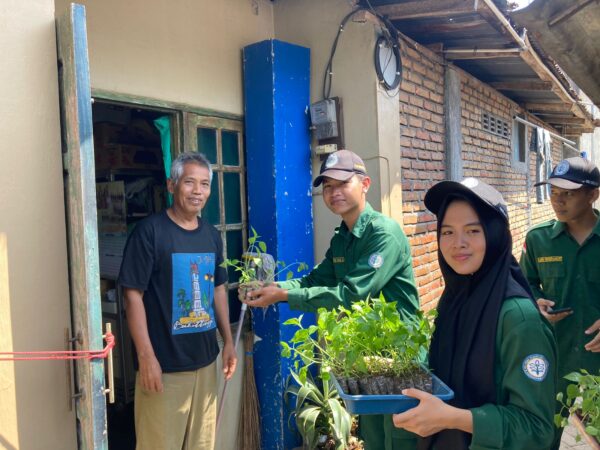 Rehabilitasi Lahan dan Ketahanan Pangan, Polbangtan Kementan Bagikan Ratusan Bibit Tanaman