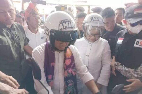 Awali Kampanye, Anies Bersama Istri Sambangi Kawasan Tanah Merah Jakarta