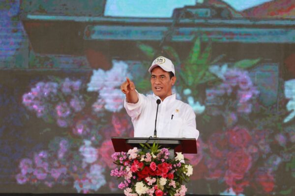 Puluhan Ribu Petani dan Penyuluh Hadir di Soreang, Mentan Amran : Kalian adalah Pahlawan Pangan Indonesia