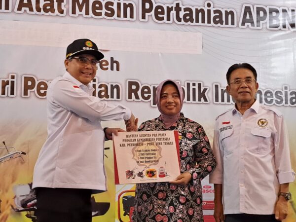 Tingkatkan Produktivitas Pertanian Wakil Mentan Serahkan Alsintan di Purworejo