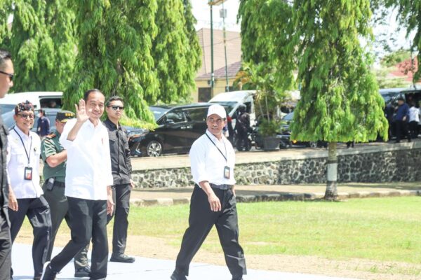 Didampingi Mentan Amran, Presiden Jokowi Sapa Puluhan Ribu Petani, Penyuluh & Babinsa Se – Jawa Tengah