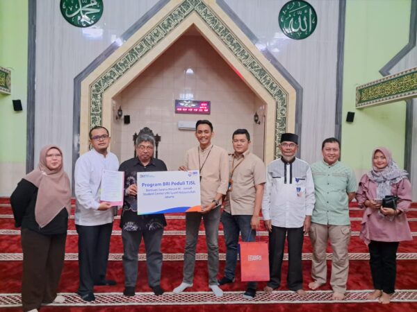 BRI TB Simatupang Serahkan 21 AC ke Masjid Al Jamiah UIN