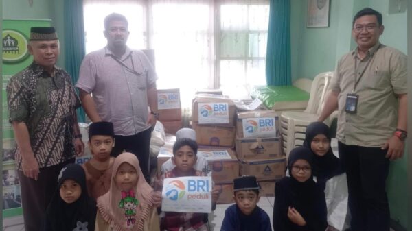 BRI RO Jakarta 2 Peduli Anak Yatim dengan Membagikan Paket Sembako ke Yayasan Mizan Amanah