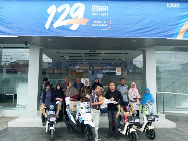 BRI BO Bekasi Siliwangi Serahkan Hadiah Undian Simpedes Semester 1 Tahun 2024