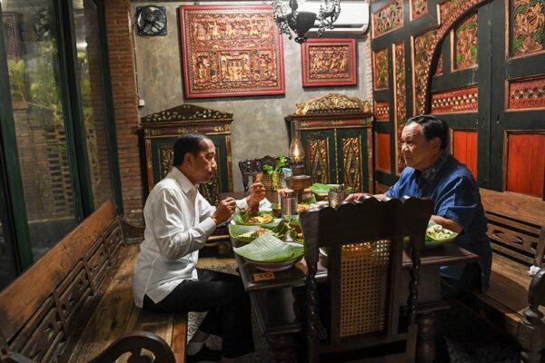 Presiden Prabowo Kunjungi Jokowi ke Solo, Makan Malam Berdua di Angkringan