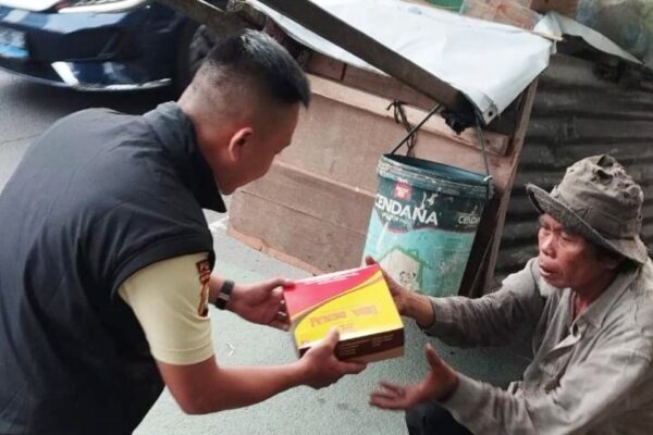 BRI BO Jakarta Menara Brilian Bagi-Bagi Takjil Ramadan