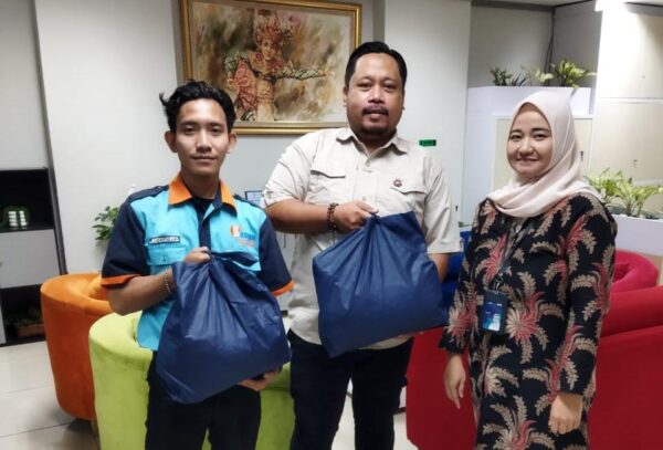BRI Pancoran Bagikan 100 Paket Sembako