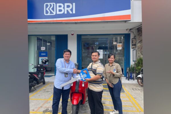 BRI KC Pancoran Serahkan Hadiah Undian Simpedes