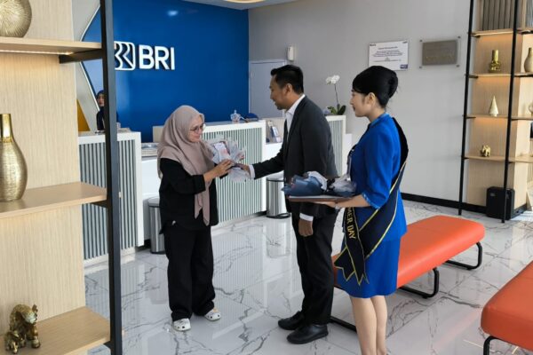 BRI BO Bekasi Siliwangi Berbagi Bingkisan di HPN 2025