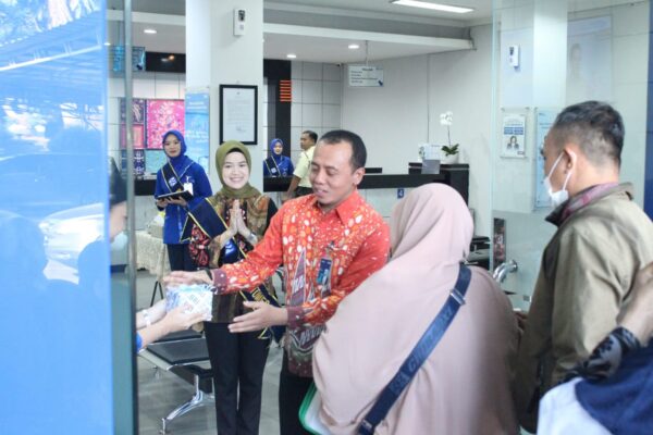 Meriahkan HPN 2025, BRI KC Depok Berbagi Bingkisan ke Nasabah