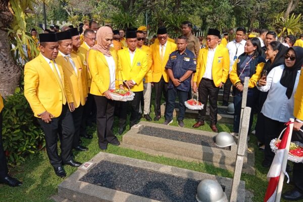 HUT Partai Golkar ke-61, Bahlil Lahadalia Pimpin Ziarah ke Makam Tokoh Golkar di TMP Kalibata