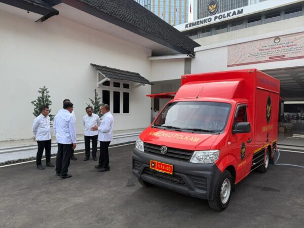 Negara Untuk Masyarakat: Menko Polkam Lagi-Lagi Mengirimkan Bantuan Tambahan 4 Ton Bantuan dan Satu Unit Mobil Water Treatment ke Aceh, Pastikan Air Bersih Tersedia