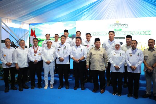 Presiden Prabowo Anugerahkan Bintang Jasa Utama kepada Mentan Amran atas Dedikasi Wujudkan Swasembada Pangan