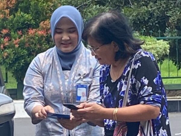Tak Sekadar di Balik Loket, Teller Bank BRI KC Cimanggis Layani Pensiunan hingga ke Luar Gedung