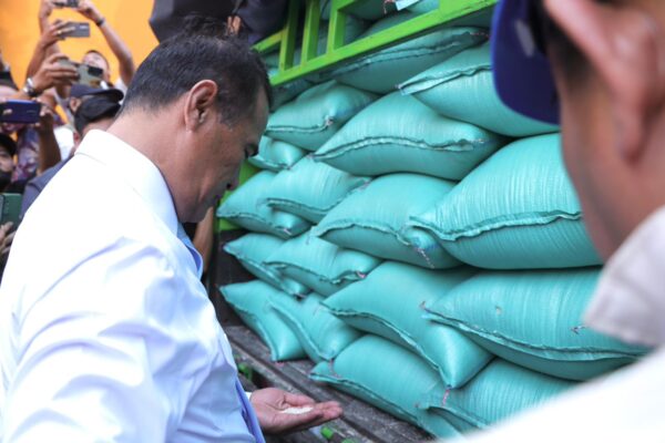 Mentan Amran Bersama Mahasiswa, Guru Besar, dan Pakar Pertanian Tinjau Gudang Bulog Jawa Timur: Hasilnya Luar Biasa!