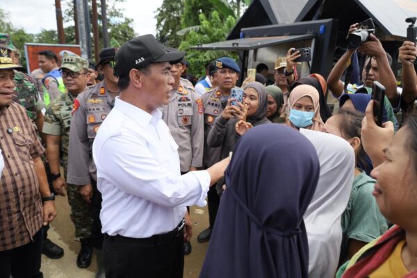 Pulihkan Dampak Banjir Sultra, Mentan Amran Salurkan Bantuan Rp10 Miliar