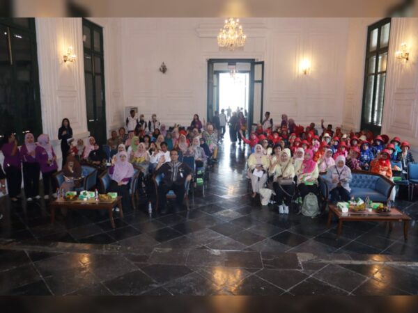 Wujud Komitmen, Pasukan Putih Puskesmas Jatinegara Sigap Layani Kegiatan Lansia di Kota Tua