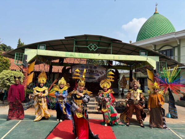 SMPN 32 Kota Bekasi Rayakan Hari Batik Nasional dengan Fashion Show dan Batik Carnival